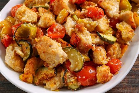 Infografica con i passaggi chiave della ricetta: taglio pollo, taglio verdure, rosolatura cipolla, aggiunta verdure, aggiunta pollo, sfumatura vino, aggiunta zafferano.