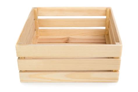 Immagine di una cassetta di legno piena di verdure miste fresche e colorate.