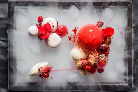 Immagine di un dessert elaborato che potrebbe includere mascarpone e tecniche di cucina molecolare.