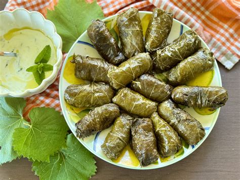 foto di dolmadakia greci preparati con foglie di vite