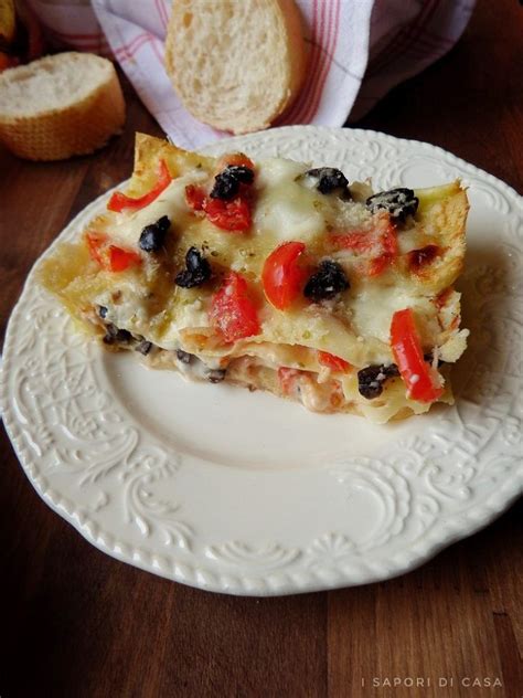 Ingredienti freschi per le lasagne fredde: pomodorini, stracchino, basilico