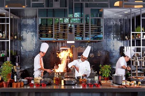 Interno di un ristorante gourmet con cucina a vista.