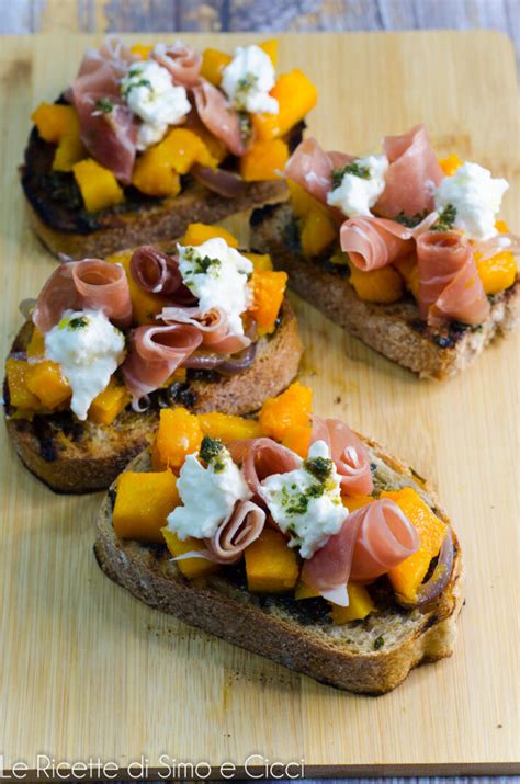 Selezione di bruschette con diversi condimenti: prosciutto crudo, formaggio, verdure