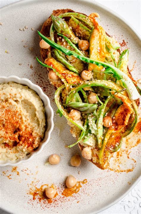 Bruschetta con hummus, zucchine e mandorle, esempio di opzione vegana