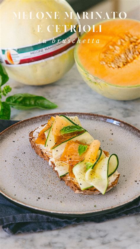 Bruschetta estiva con melone, formaggio spalmabile, glassa balsamica e basilico