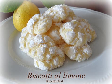 Immagine di biscotti al limone dorati e friabili su una teglia da forno.