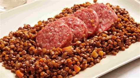 Immagine di cotechini preparati per una gara, con giuria che assaggia