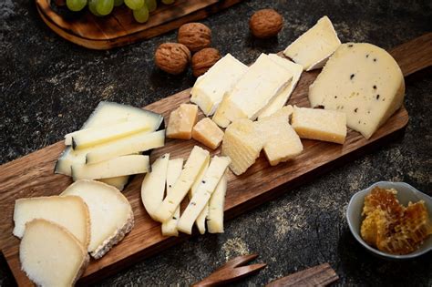 Formaggio pecorino su un tagliere di legno