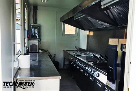 Interno di un food truck con attrezzature da cucina per la pasta