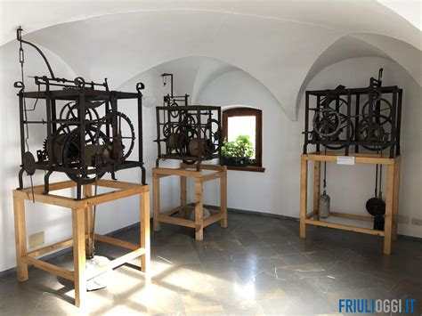 interni del Museo degli Orologi con antichi meccanismi