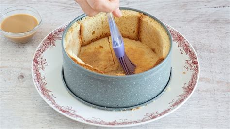 Spennellare la base di pandoro con caffè e latte