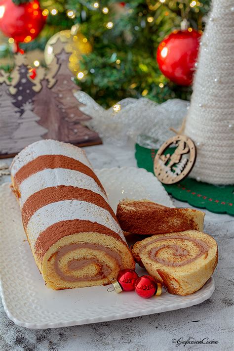 Rotolo di pandoro decorato con zucchero a velo e cacao