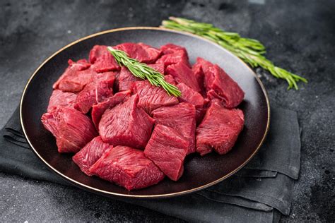 Ingredienti per la marinatura della carne di cinghiale in una ciotola