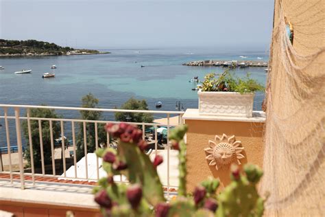 Vista del porticciolo di Sferracavallo con ristorantini affacciati sul mare