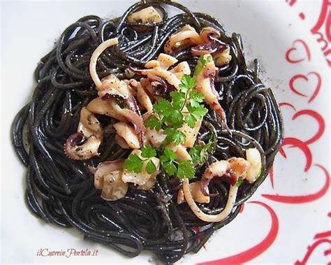 Primo piano di un piatto di spaghetti al nero di seppia