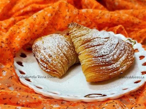 Una sfogliatella riccia con ripieno di salsiccia di Norcia, appena sfornata e dorata