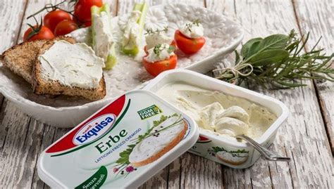 Immagine di un composto cremoso di formaggio, erbe e limone