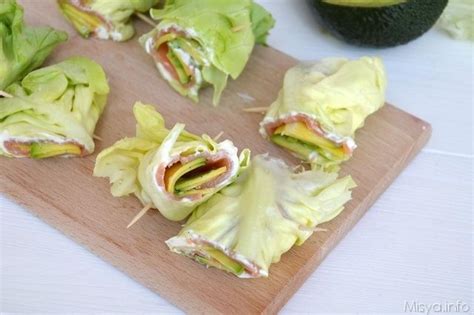Immagine di involtini di lattuga con salmone e avocado, disposti su un piatto