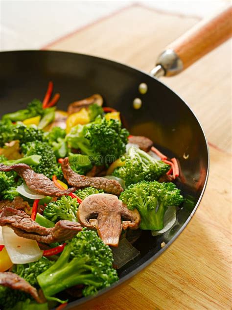 Immagine di un wok con kale saltato, colorato e invitante.