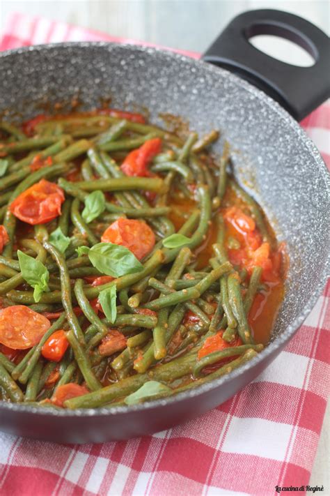 Fagiolini verdi croccanti cotti in padella con pomodorini
