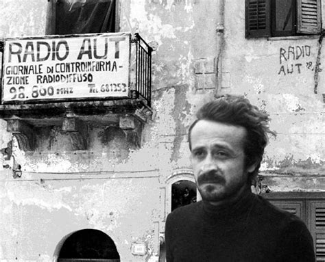 facciata della casa natale di Peppino Impastato con targa commemorativa
