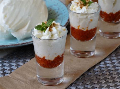 Immagine di una mousse di mozzarella di bufala con pomodori secchi servita in bicchierini.