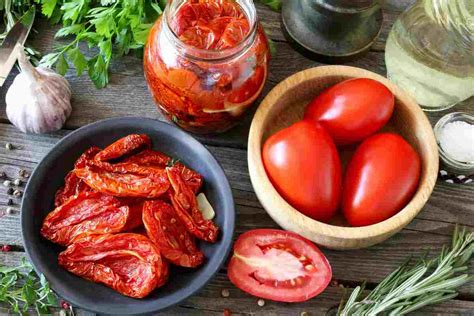 Immagine di pomodori secchi frullati in un mixer per creare una crema.