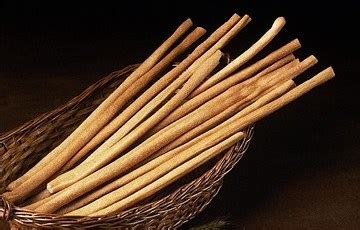 Confronto visivo tra un grissino rubatà e un grissino stirato
