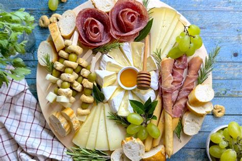 Un tagliere di salumi e formaggi con grissini torinesi avvolti nel prosciutto