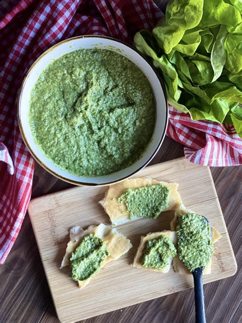 Immagine di un mixer che frulla gli ingredienti per il pesto di lattuga