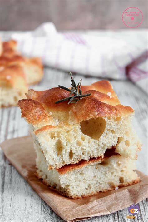 Immagine di una focaccia bianca soffice e dorata, appena sfornata