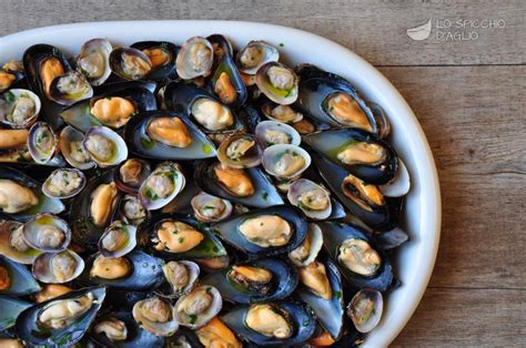 donna che pulisce cozze e vongole