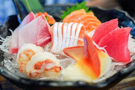 Un piatto di sashimi artistico presentato in un ristorante giapponese di alto livello.