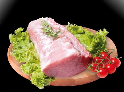 Foto di una lonza di maiale intera, pronta per essere infornata, con pancetta avvolta attorno.