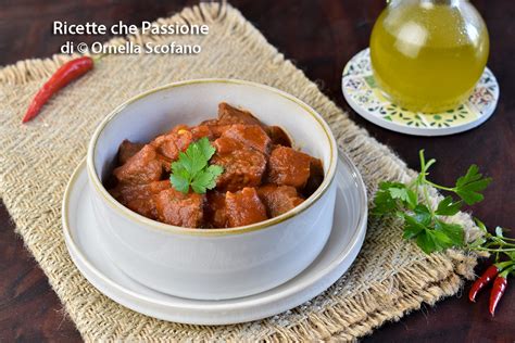 Una selezione di carni miste per ragù: macinata di vitello, macinata di manzo e salsiccia di maiale.