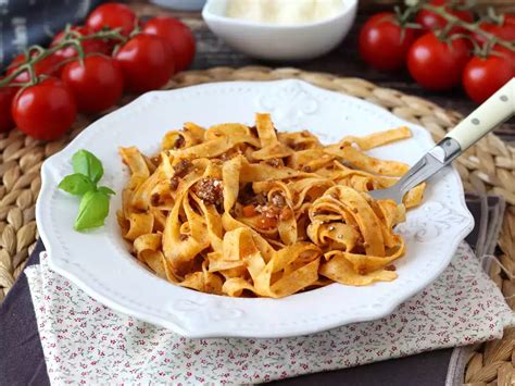 Un piatto di tagliatelle fresche condite con un ricco ragù.