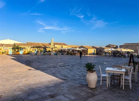 Panorama di Marzamemi con il suo caratteristico borgo marinaro e il porto.