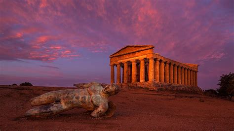 Immagine della Valle dei Templi di Agrigento al tramonto.