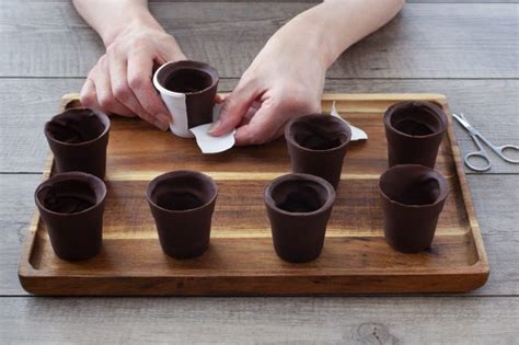 Illustrazione step-by-step del metodo di creazione delle tazzine di cioccolato con ghiaccioli