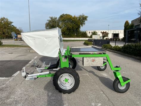 Operatore seduto su un'agevolatrice elettrica durante la raccolta di ortaggi
