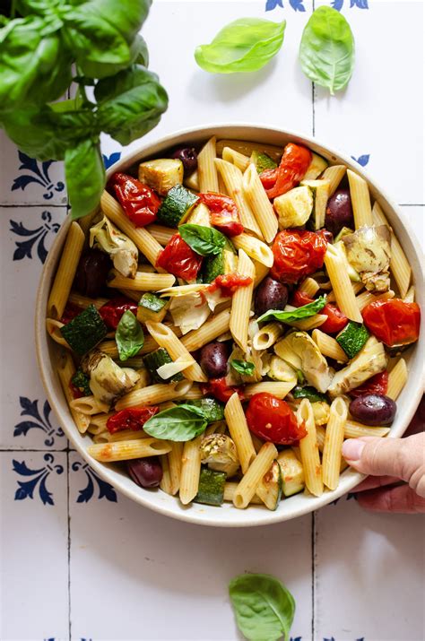 Ingredienti freschi per un'insalata di pasta estiva