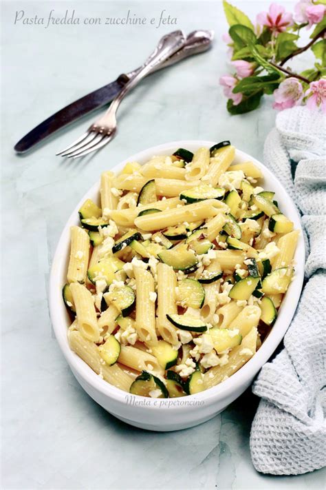 Primo piano di un'insalata di pasta fredda con pollo e zucchine