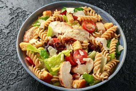 Composizione di pasta fredda con pollo, pancetta e verdure miste