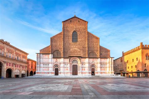 Bologna, bottega storica Majani con vista sulla Basilica di San Petronio