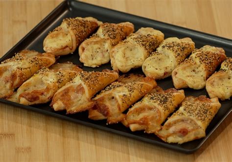 Cannoli di pasta sfoglia dorati e gonfi su una teglia da forno