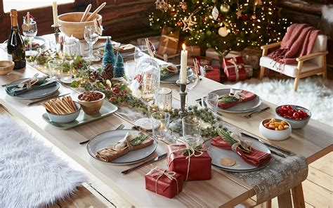 Illustrazione di una tavola natalizia con vari dolci tradizionali del Sud Italia