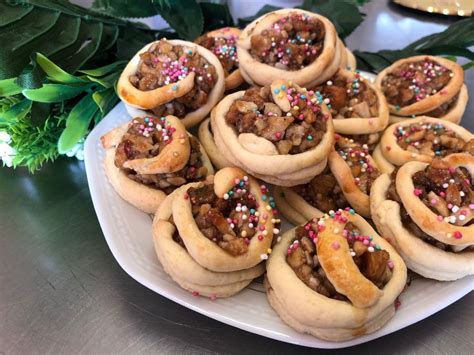 Variegata selezione di dolci natalizi calabresi, tra cui pitta 'mpigliata e turdilli