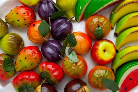 Dolci a base di mandorle siciliani, simili alla frutta martorana