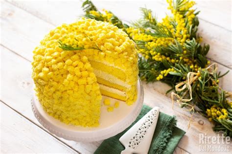 Immagine della torta mimosa preparata con una ciotola