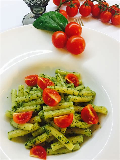 Ingredienti freschi per la pasta al pesto e pomodorini